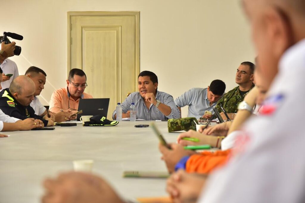 Los secretarios de Gobierno, Salud, Transporte y Oficina de Gestión Social de la Alcaldía de Valledupar se reunieron para expedir el Decreto 1297 de 2024, que regula el uso y comercialización de pólvora en el municipio. Foto: Alcaldía de Valledupar.