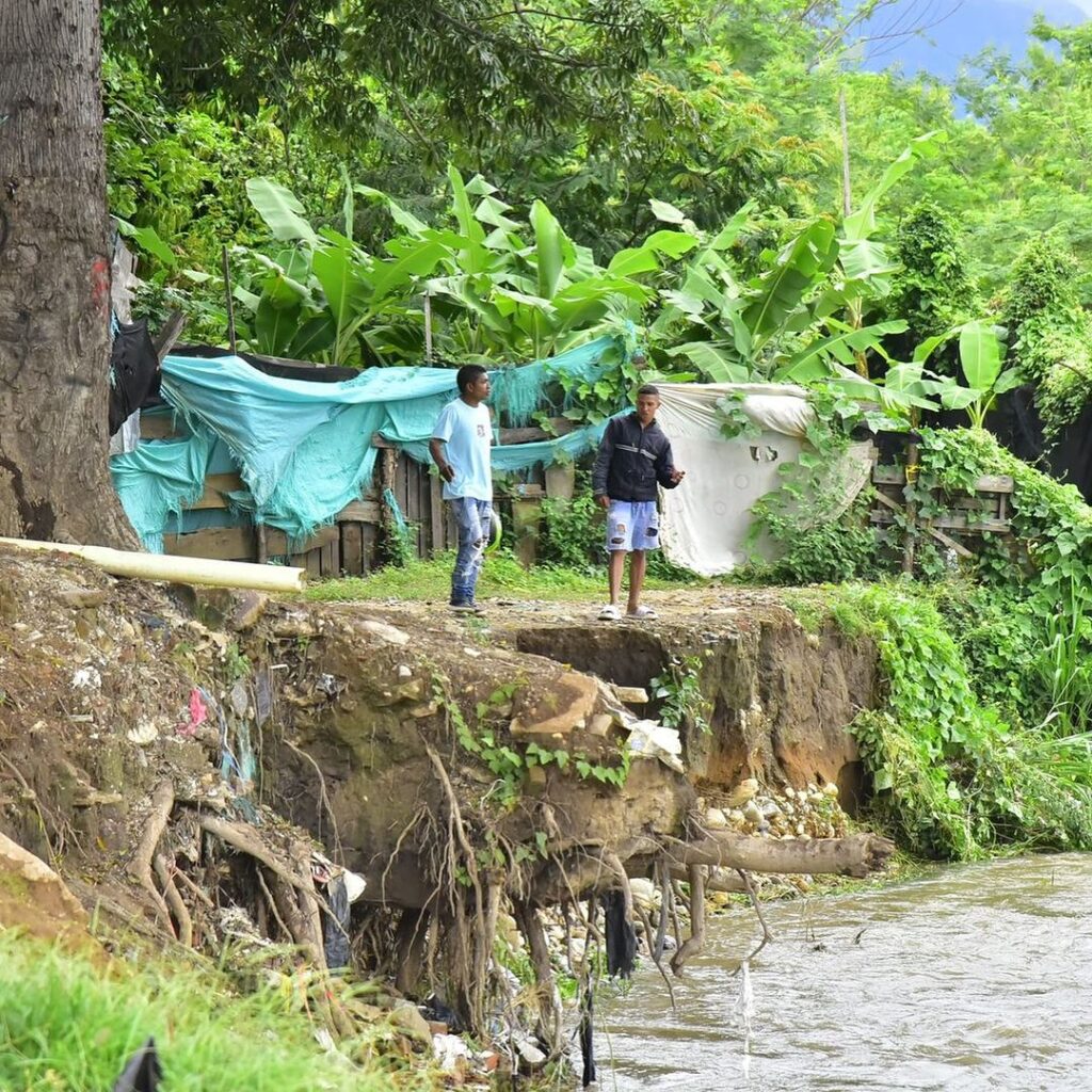 La creciente del río Guatapurí, provocada por intensas lluvias durante el puente festivo de la independencia de Cartagena, arrastró cuatro casas y los gaviones en la margen derecha del afluente, afectando a ocho familias. Foto: Alcaldía de Valledupar.