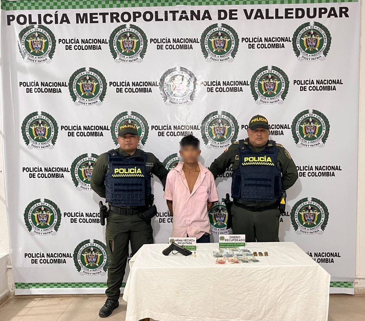 Elementos incautados al capturado, entre ellos un arma artesanal y dinero en efectivo. Foto: Policía Metropolitana de Valledupar