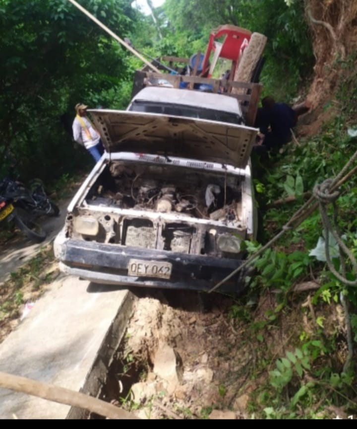 Motos y vehículos luchando por transitar por las inexistentes placas huella de Aguas Blancas, razón por la que elevan los costos en transporte. Foto: Cortesía.