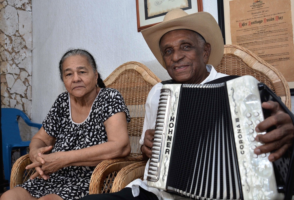 El Rey Vallenato Náfer Durán sin su acordeón no sabe estar