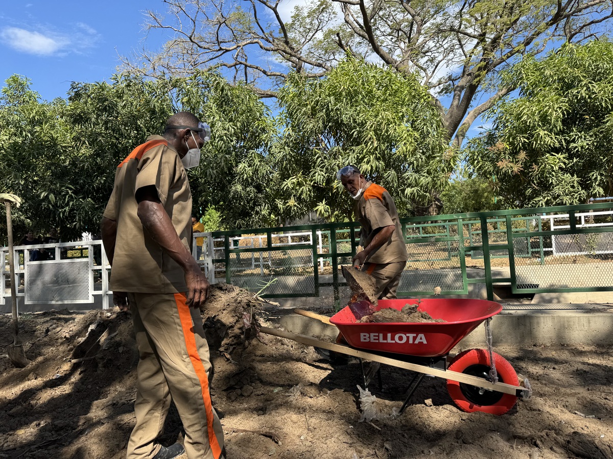 PIE DE FOTO: Ocho reclusos aportaron su experiencia para ayudar a embellecer el parque de Don Alberto. Foto: EL PILÓN