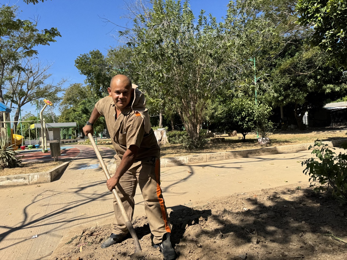 PIE DE FOTO: Manuel Lara, interno de La Tramacúa, participó de jornada de limpieza en parque de Valledupar. Foto: EL PILÓN