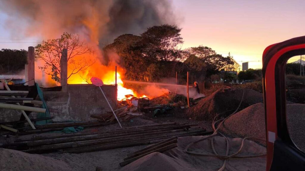 PIE DE FOTO: El hecho no dejó pérdidas humanas por fortuna. Foto: Bomberos