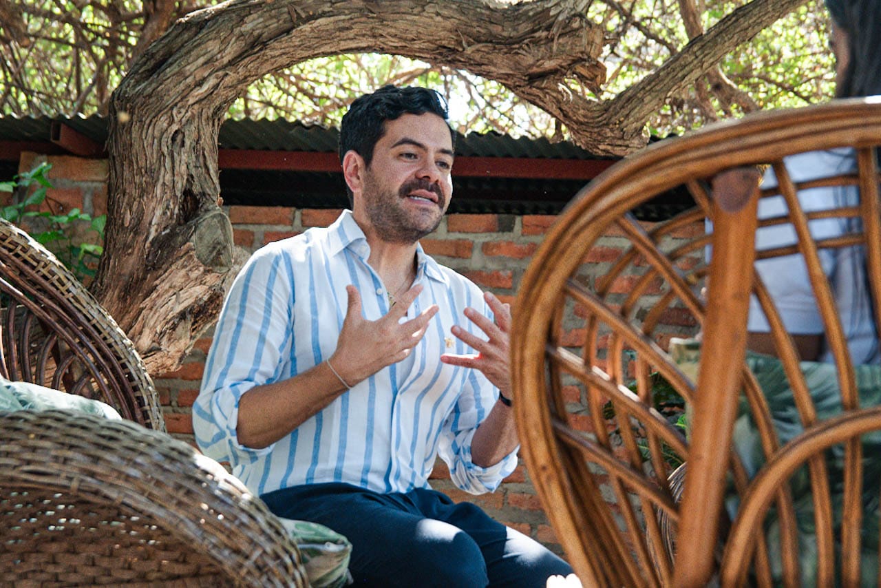 “Mi sueño es desfilar en Valledupar”: diseñador Juan Pablo Socarrás habla de su trabajo social con las comunidades y su regreso a las pasarelas