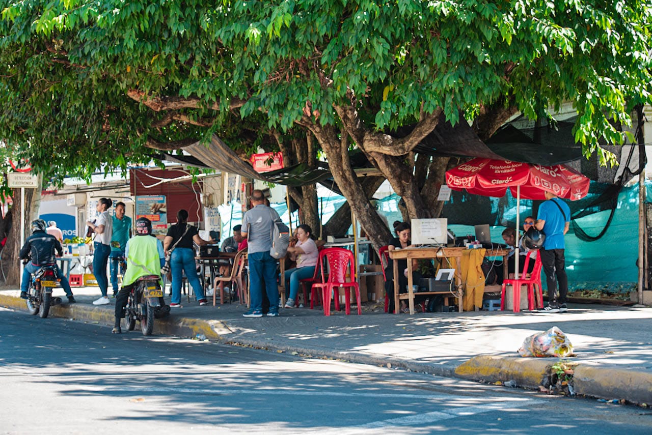 Invasión del espacio público en la calle 16 por parte de negocios informales que obligan a los transeúntes a bajar a la calle. Foto: Jesús Ochoa.