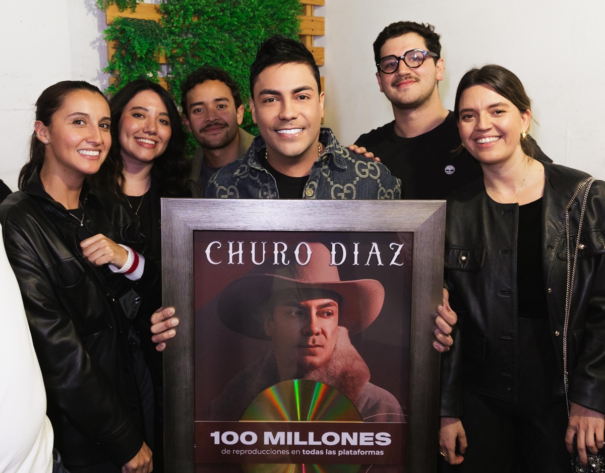 Reconocimiento a Churo Díaz por lograr más de 100 millones de reproducciones con ‘El Fuete’