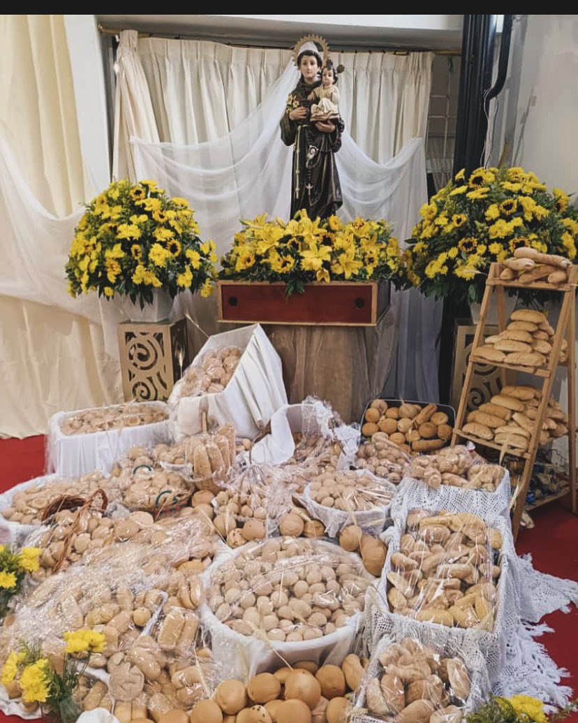 San Antonio de Padua, el santo protector de las mujeres solteras, rodeado de panes bendecidos en Valledupar. Foto: Centro Pastoral.