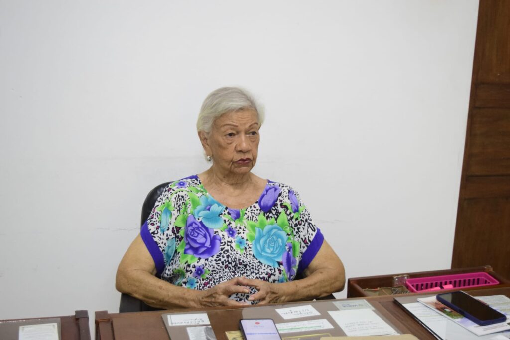 Ana Elena Monsalvo, presidenta de la administración del Cementerio Central, con más de 5 décadas dedicada al cementerio. Foto: EL PILÓN