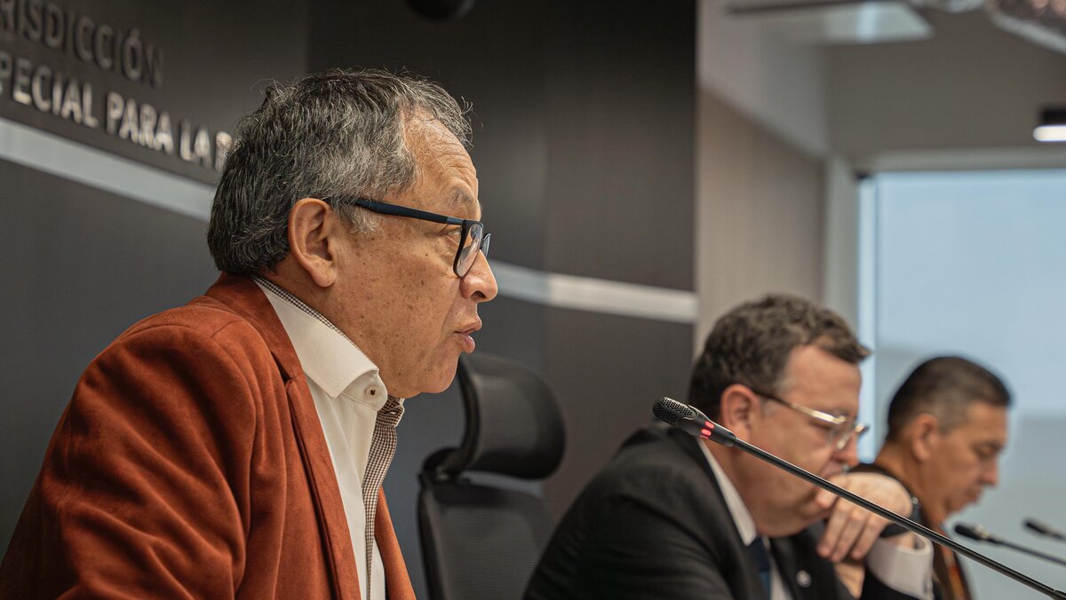 Magistrados de la Subsala Costa Caribe de la JEP, junto a autoridades indígenas wiwa y kankuama, resaltan la importancia del enfoque étnico y territorial en el proceso de justicia transicional, garantizando el respeto a sus derechos y cosmovisión. Foto: JEP.