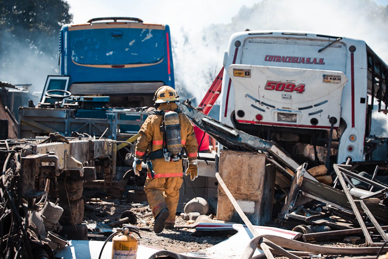 Bomberos controlan incendio en taller mecánico de Valledupar: solo pérdidas materiales 