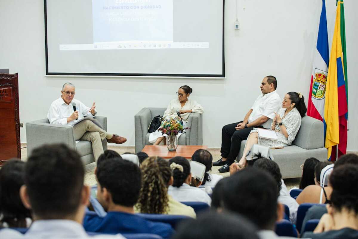 El conversatorio “Nacimiento con dignidad” fue realizado por el Hospital Rosario Pumarejo de López con la presencia de expertos: Alirio Fajardo, ginecólogo; Marisela Bermúdez, psicóloga; Natalia Rincón, pediatra y moderado por Franklin Pérez Guerra, coordinador de la Unidad Funcional Materno Perinatal del hospital. Foto: Jesús Ochoa.