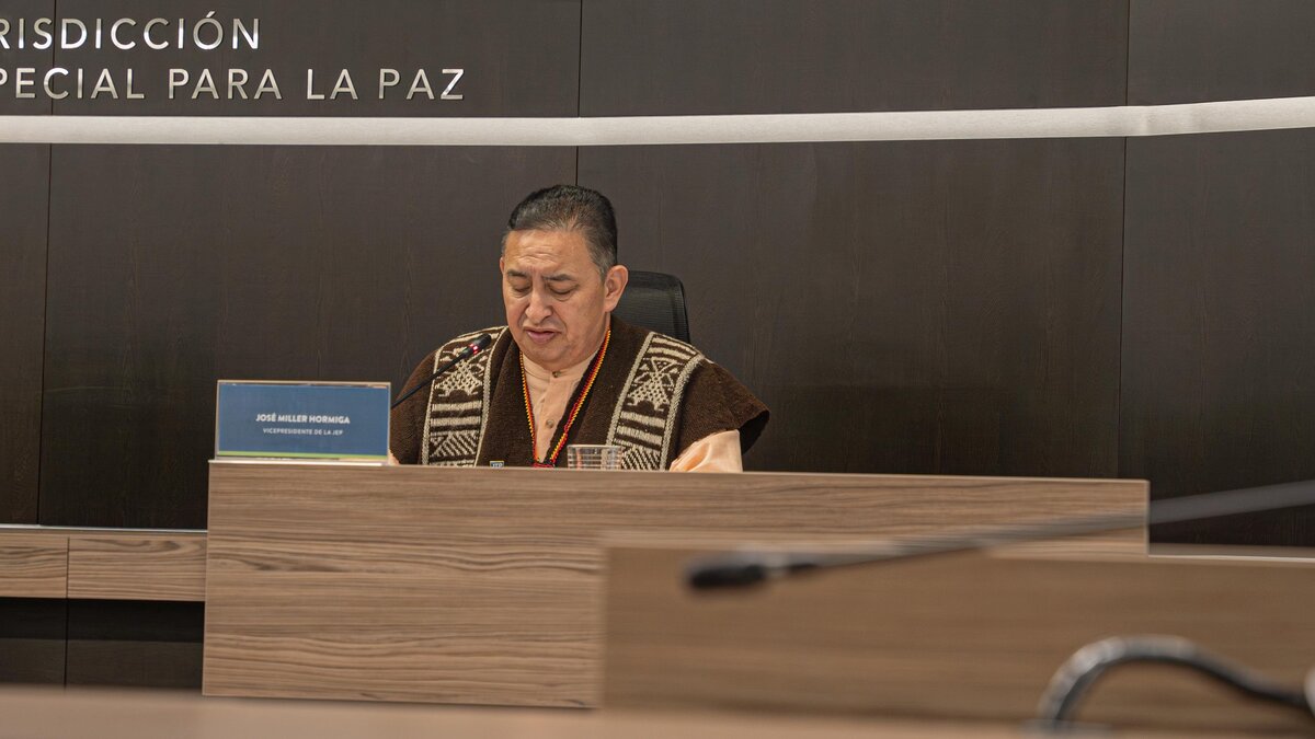 El magistrado José Miller Hormiga Sánchez, vicepresidente de la Jurisdicción Especial para la Paz (JEP), durante el fallo sobre los 11 exsoldados del Batallón La Popa. Foto: JEP.