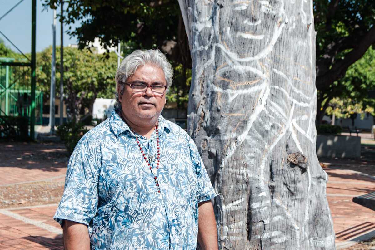El escultor vallenato Pedro Ortega, conocido por su obra maestra en el Parque de las Madres, trabaja en un nuevo proyecto en el parque Novalito. Foto: Jesús Ochoa.