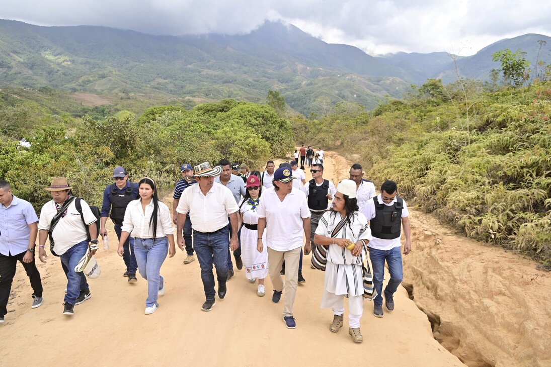 Presidencia invertirá $5.000 millones para pavimentar la vía de acceso a Nabusimake