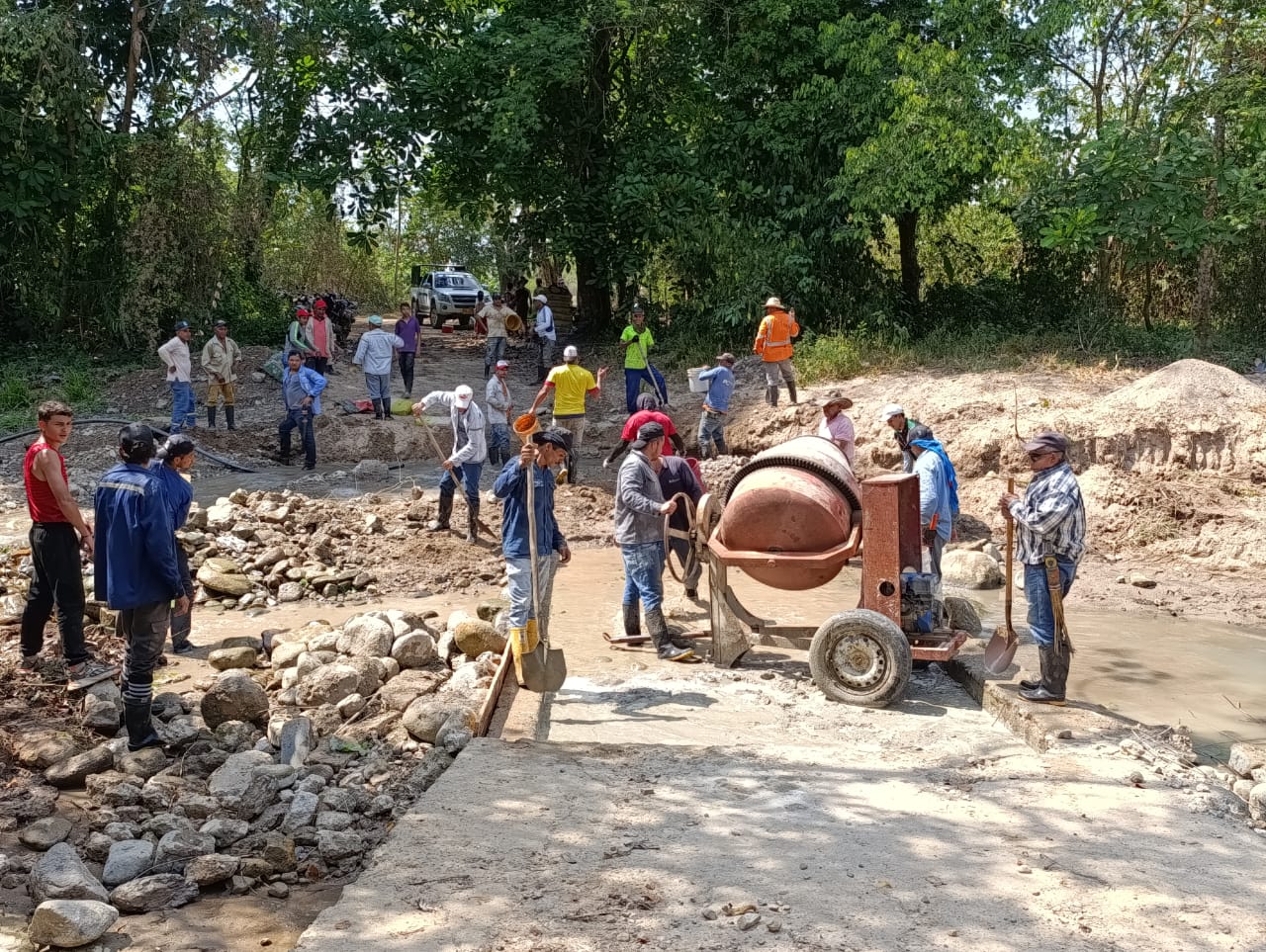 A falta de puente, ciudadanos intervienen el río Las Ánimas en La Jagua de Ibirico
