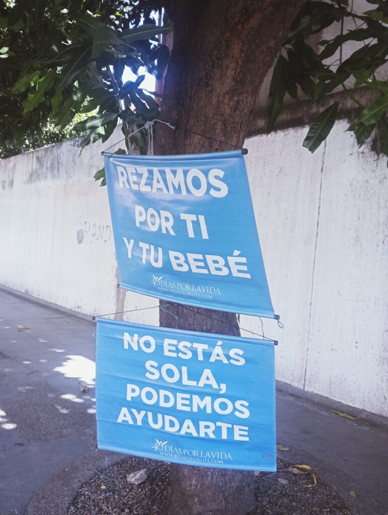 Grupos religiosos se plantan frente a la sede de Oriéntame Valledupar con pancartas. Foto: EL PILÓN.