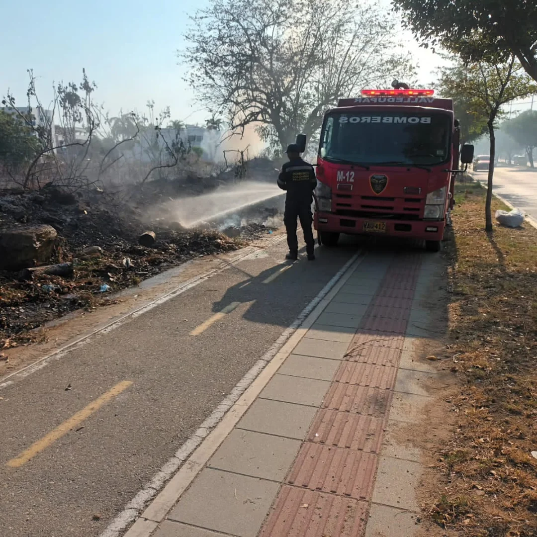 Incendios en lotes “enmontados” cerca a la Urbanización La Fontana. Foto: Bomberos Voluntarios de Valledupar.
