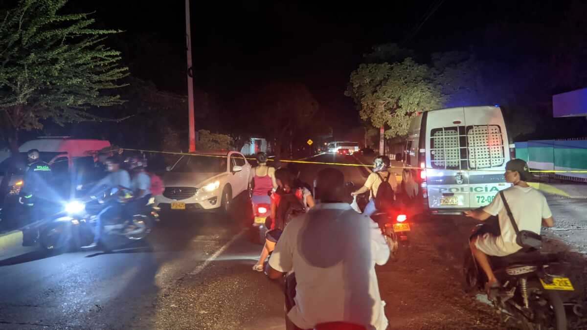 Miembros de la comunidad de la urbanización OGB quemando llantas como medida de protesta, mientras exigen a Afinia la reparación del transformador dañado. Foto Jesús Ochoa.