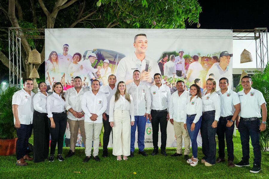 Alcalde de Curumaní, Hermes Martínez, junto a su gabinete.