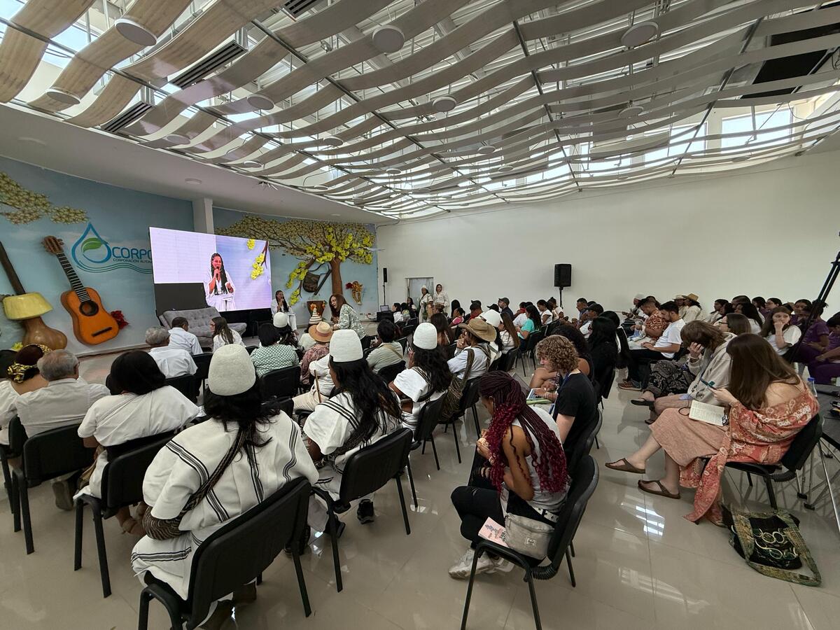Líderes indígenas, representantes gubernamentales y expertos se unen en la Cumbre Ambiental para trabajar en la construcción de una herramienta que permita postular al río Cesar como sujeto de derechos. Foto: Instituto Pueblos Territorios Pedagogías para Paz.