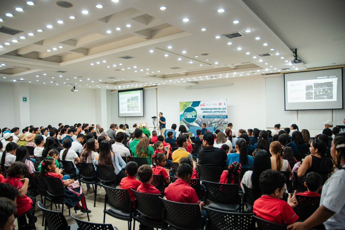 La octava versión del Foro del Árbol reunieron académicos, escolares, universitarios, ambientalistas y delegados de empresas. Foto: Jesús Ochoa.