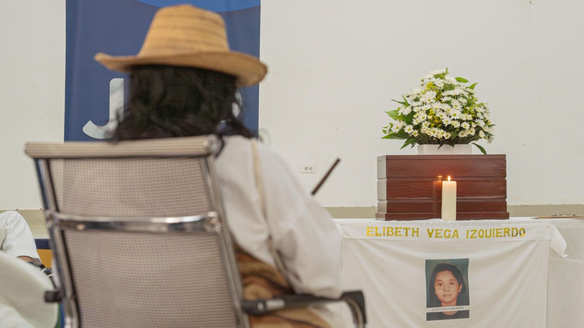 El mayor Wiwa de la comunidad Wiwa durante la entrega de los restos de Elibeth Vega, víctima de desaparición forzada. Foto: JEP.