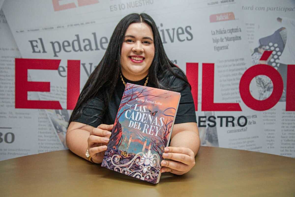 Karine Bernal Lobo, la escritora vallenata, y su libro 'Las Cadenas del Rey', la emocionante continuación de su saga. Foto: Jesús Ochoa.