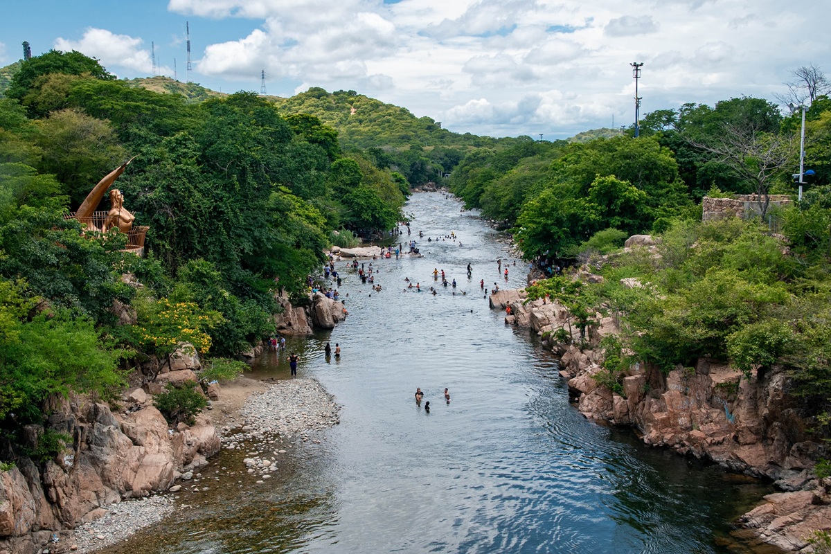 Zona de intervención ambiental en la margen derecha del río Guatapurí, donde Corpocesar y la Gobernación del Cesar destinan recursos para la reducción de riesgos y reforestación.