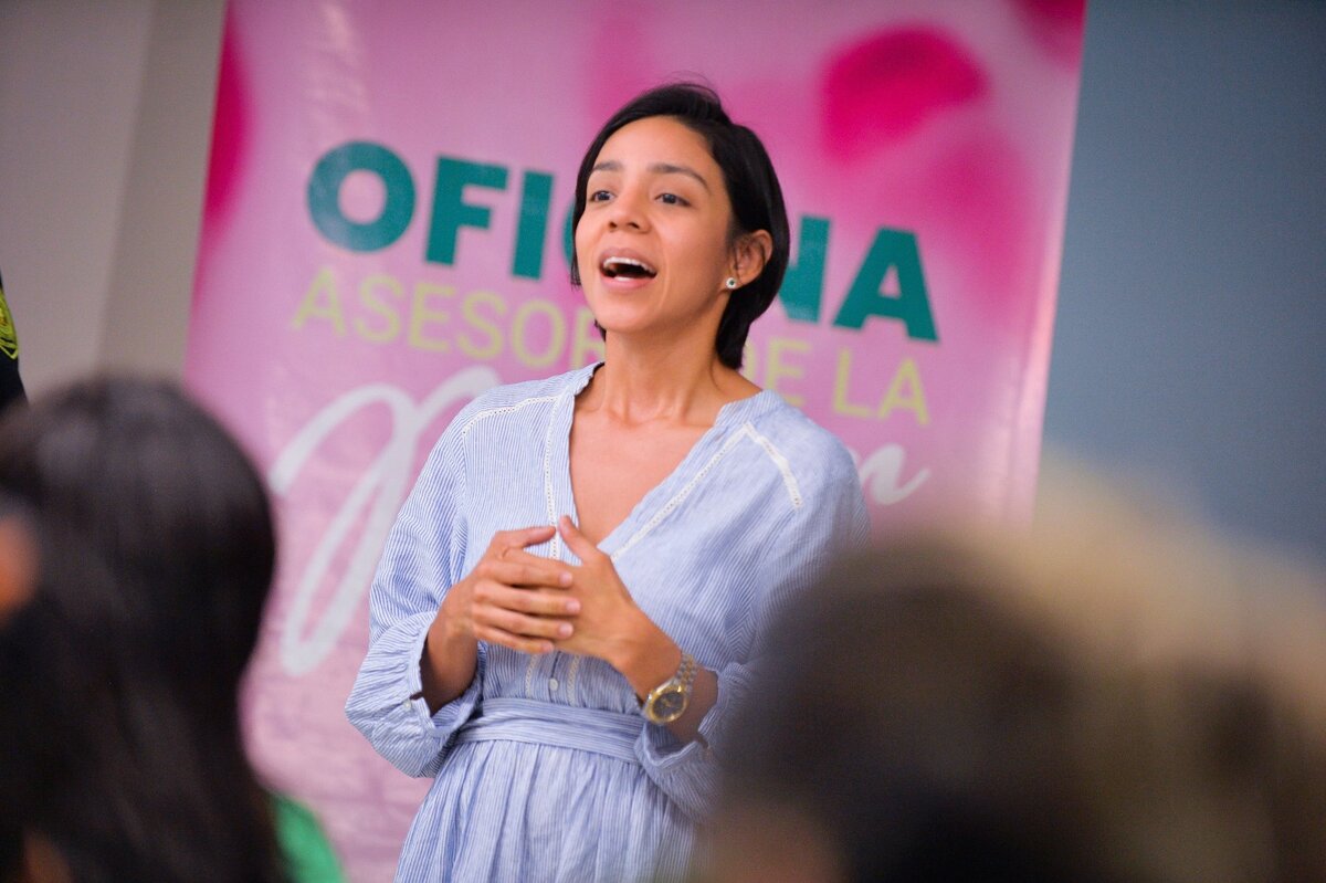 La profesora de la Universidad del Área Andina, Shirley Silva, abogada con enfoque de género, brinda capacitaciones a lideresas del departamento. Foto: Gobernación del Cesar.