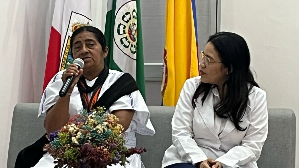 Partera arhuaca, Concepción Torres Villafaña y Angélica Díaz Granados, subdirectora científica del Hospital Rosario Pumarejo. Foto: Hospital Rosario Pumarejo.