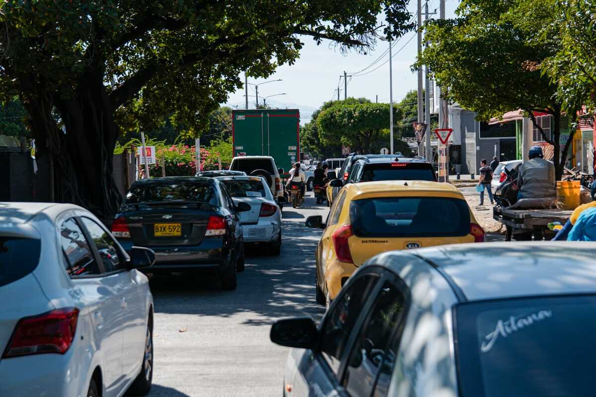 En horas pico, la Avenida Simón Bolívar se convierte en un caos vehicular debido al estacionamiento indebido en sus carriles. Foto: Jesús Ochoa