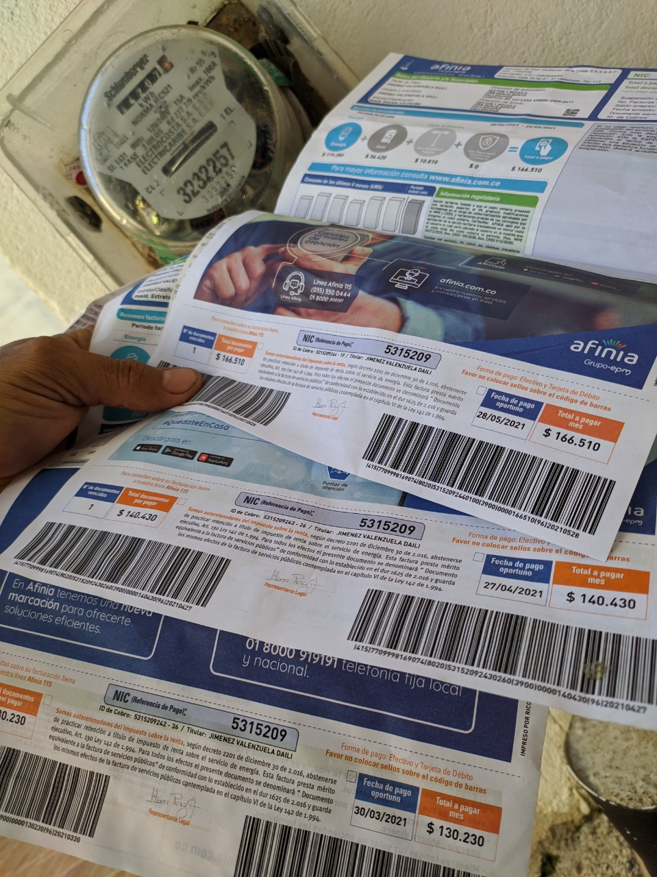 Foto de recibos de Afinia.
