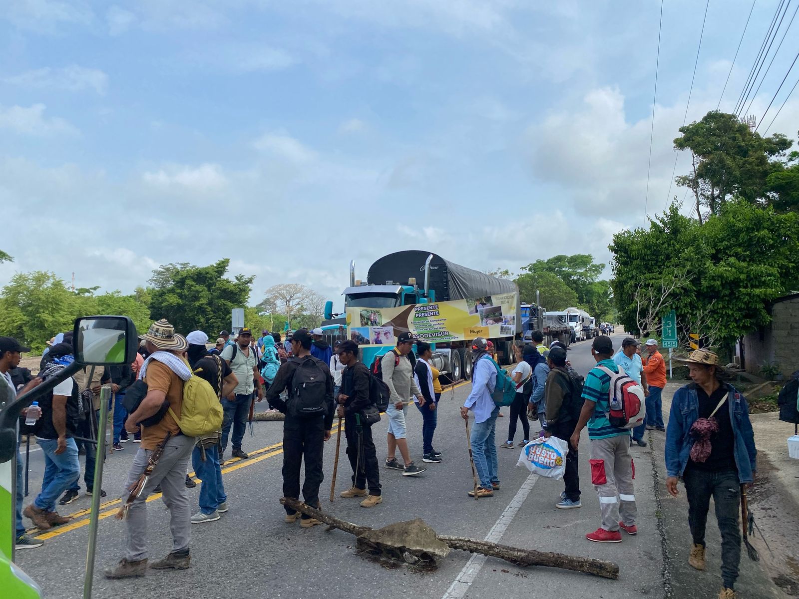 Sobre las 5 de la tarde la vía continuaba bloqueada y los manifestantes aseguraban que no habilitarían el paso hasta que no se acerquen funcionarios de la Agencia Nacional de Tierra.