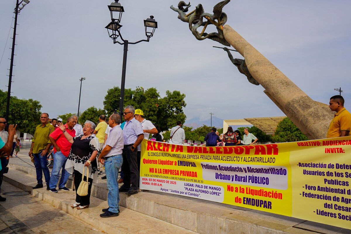 Los manifestantes en la Plaza Alfonso López invitaron a una audiencia pública para socializar el Acuerdo Municipal N°003 del Concejo. Foto: Imelda Daza.