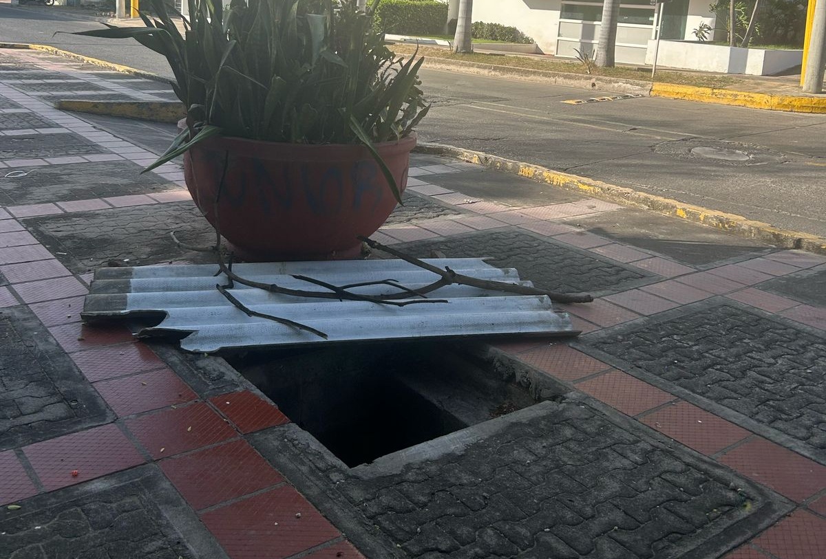 Peligro en la carrera 4 con calle 13 de Valledupar: hueco de 4 metros pone en riesgo a niños