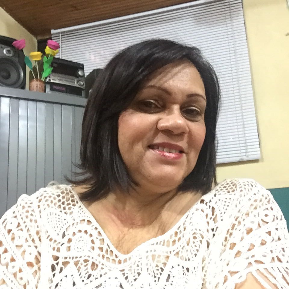 Nacida en Distracción, La Guajira, un 1º. de diciembre de 1957, curso sus primeros tres años de bachillerato en la Institución Educativa Prudencia Daza; luego, se trasladó a Manaure a continuar sus estudios en La Normal María Inmaculada donde obtuvo su título de maestra. Posteriormente, viaja a Buga a estudiar licenciatura en Ciencias sociales, tras algunos años de ejercicios se hizo magister en Gerencia de instituciones educativa. Estuvo casada con el especialista Rafael Gutiérrez, de cuya unió nacieron Fernando y Lilian. De quienes se sentía orgullosa por la nobleza, responsabilidad y disciplina tanto en lo personal como en lo profesional. Durante su vida profesional laboró como docente, coordinadora y rectora en las Instituciones: San Isidro Labrador, en Atanquez, Alfonso López Pumarejo, José Eugenio Martínez, Loperena, Garupal, Milcíades Cantillo Costa y a partir del año 2015, toma las riendas de la Institución Educativa Prudencia Daza. Sus últimos 10 años de vida los dedicó al Prudencia Daza y a las preocupaciones educativas sociales, guiado por su espíritu educativo y su sueño de llevar a esta institución a la categoría A en la clasificación del ICFES, lográndolo en el 2024. Apoyó intensamente a los semilleros de investigación, el deporte, el arte y la cultura de nuestra región Valduparense, haciéndose participe en varios eventos en estas disciplinas. Su reconocimiento como educador y su arduo trabajo la llevaron a convertirse en el 2017 “rectora destacada por su aporte a la calidad de educativa, en una ceremonia especial, denominada “La Noche de la Excelencia”. En síntesis, como se desprende de todo lo anterior, que sólo parcialmente puede recoger la realidad de más de 40 años dedicados a la educación, podría decirse que el de Lilia Josefa Brito Mindiola es el Curriculum Vitae de una MAESTRA, con mayúscula, y en el sentido más literal y hermoso de esa palabra. En sin duda, un honor para todos quienes trabajamos en estas instituciones mencionadas, haber compartido con Lilia Josefa, quien fue una mujer humana, noble, poseedora de habilidades de liderazgo, comunicación, gestión y compromiso con la institución y sus estudiantes. Fue una mujer que dejó una historia de vida que nos honra y nos inspira. Su paso por nuestras vidas no fue fugaz: fue una siembra permanente de valores, afecto y entrega absoluta a los demás.