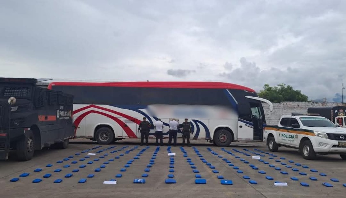 Policía incauta droga oculta en bultos de ropa en bus de servicio público