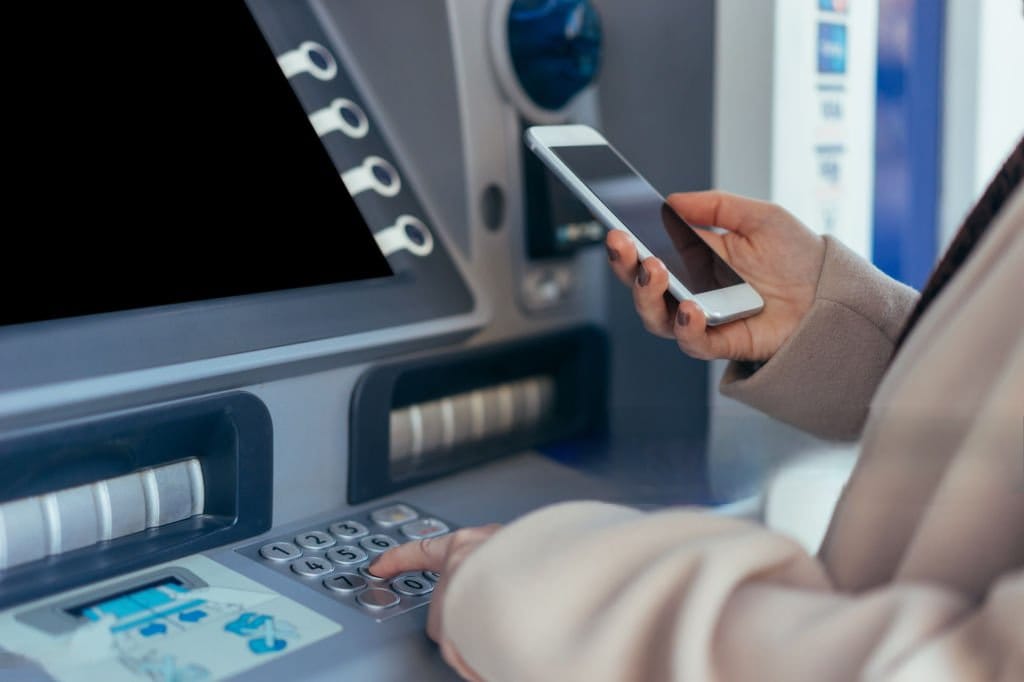 “¿Me regalas un minuto?”: prestó el celular en un banco y le robaron $2.500.000