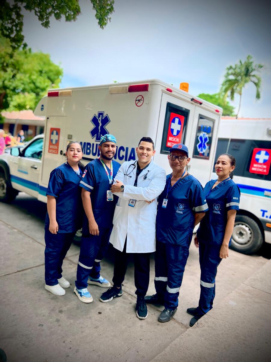 El equipo del programa “Hospital Hogar" está conformado por un médico general, un enfermero jefe, dos auxiliares de enfermería y el conductor de una ambulancia. Foto: HRPL.