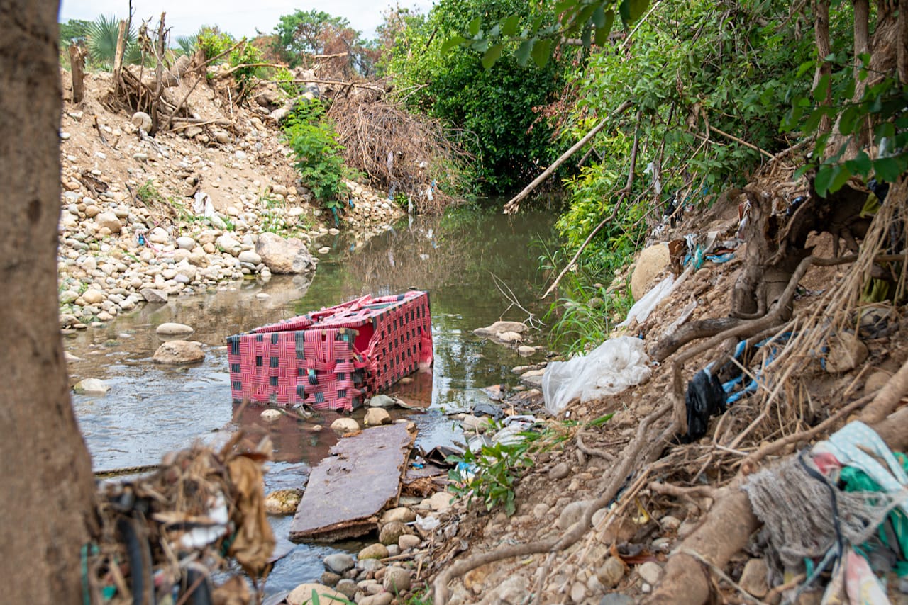 El estado actual de la acequia La Solución no solo tiene sedimentos de construcción y tala de árboles, también restos de pasadas inundaciones. Foto: Jesús Ochoa.