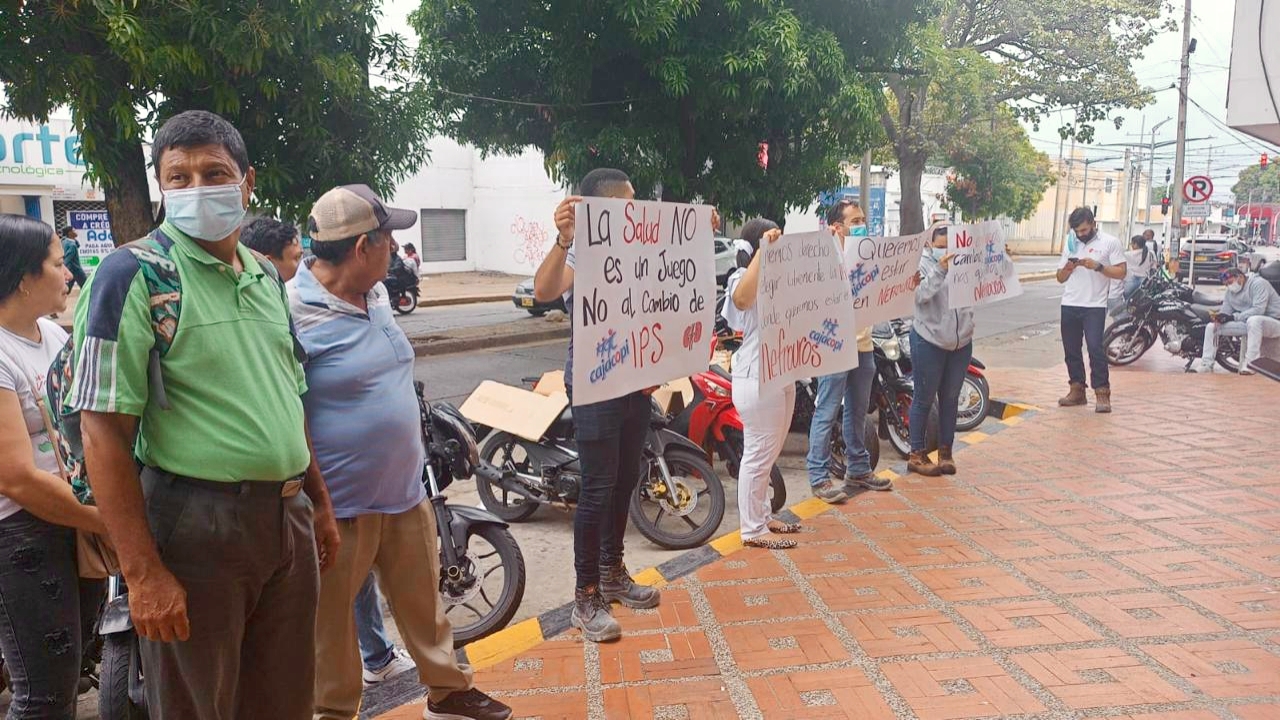 Pacientes de todo el Cesar que reciben tratamiento de diálisis con Cajacopi protestaron frente a la EPS exigiendo sus derechos. Foto: Cortesía.