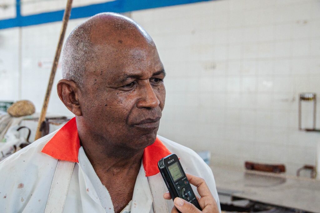 Luis Rocha, vendedor de pescado de mar en el Pabellón de Pescados. Foto: Jesús Ochoa