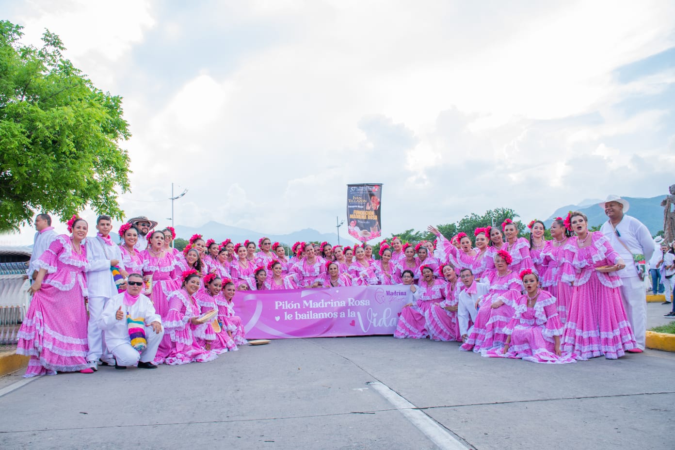 Piloneras con Madrina Rosa, llenas de fuerza y esperanza. Foto: Cortesía.