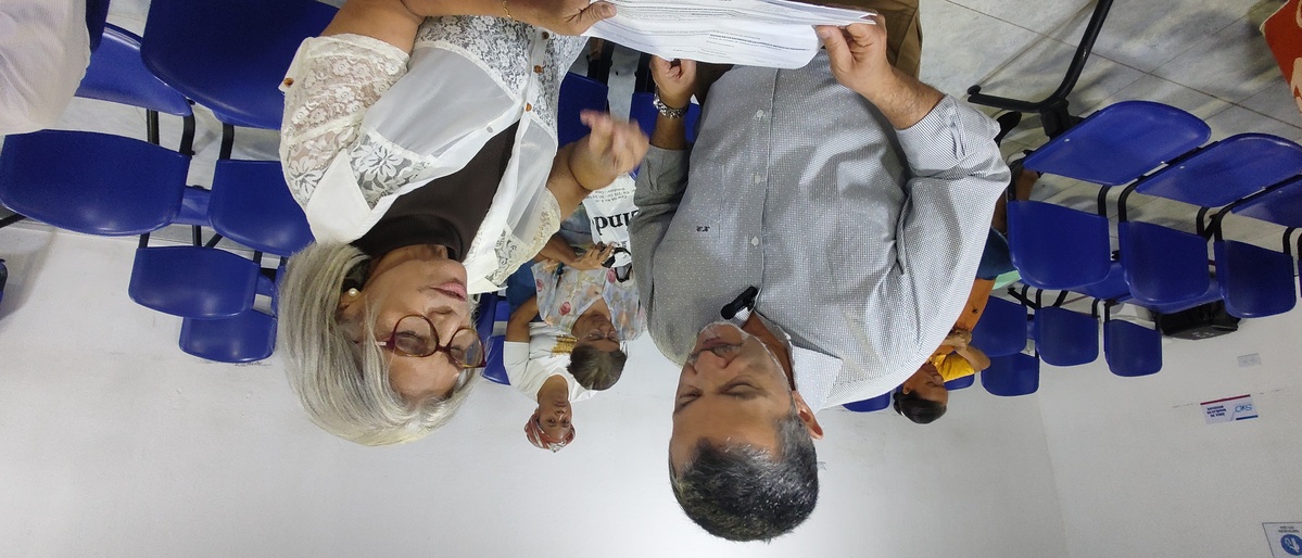 Agente Interventor de EPS Sanitas, Kemer Ramírez Cárdenas, visitó los puntos del dispensario SyD Colombia para hablar con los usuarios. Foto: EPS Sanitas.