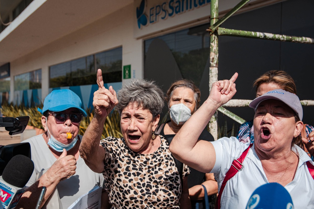 “¡Fuera SyD!” y “SyD: Sin Drogas”, eran algunas de las arengas del plantón. Foto: Jesús Ochoa.
