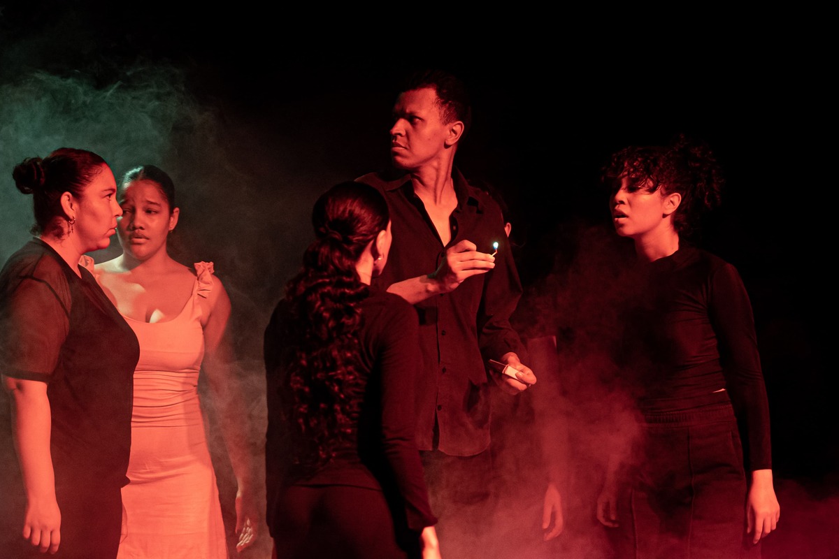 Las obras que se producen en Teatro Maderos retratan problemáticas sociales y salen de noticias regionales. Foto: Davian Camera.