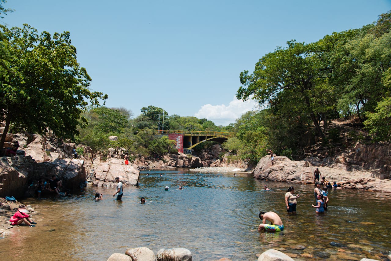 Bañistas en el balneario Hurtado siguen expuestos a que en cualquier momento ocurra de nuevo un ahogamiento y no exista la acción temprana de un rescatista. Foto: Jesús Ochoa.