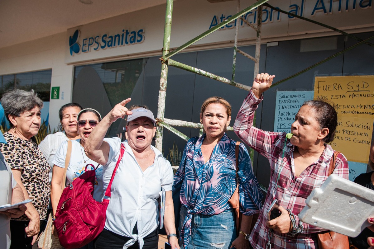Usuarios de EPS Sanitas se encadenaron en protesta por la falta de medicamentos para sus tratamientos. Foto: Jesús Ochoa.