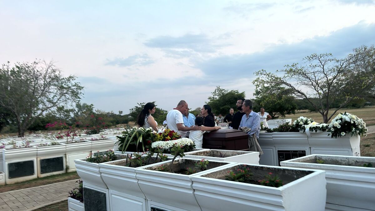 En el Parque Cementerio Jardines de Valledupar, la familia Grijalba vivió momentos de angustia, rabia y dolor por encontrar trabas por parte del Grupo Recordar en el entierro de su familiar. Foto: Cortesía.
